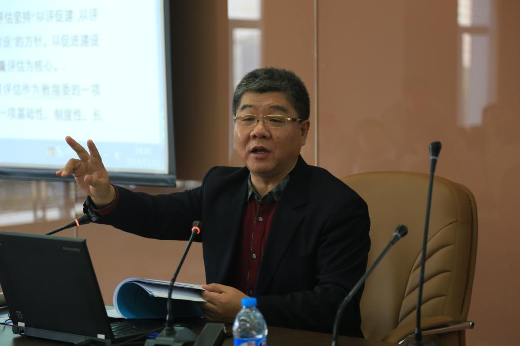 全国保险专业学位研究生教育指导委员会秘书长、太阳成集团tyc33455ccwww院长郝演苏教授做报告